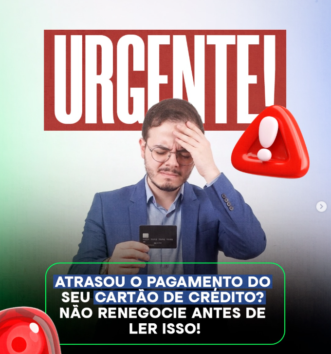 Homem preocupado segurando cartão de crédito com alerta sobre atraso no pagamento e renegociação de dívida